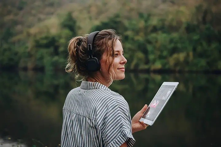 گوش دادن آهنگ برای تقویت زبان 